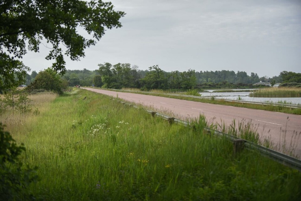Järsöplan upphävs för andra gången Eftersom den befintliga vägbanken är för smal för att en gc-väg ska få plats måste den breddas ut i vattnet för att vägen ska kunna byggas.