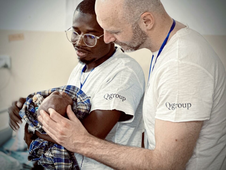 Sjukskötare Yahya Njie och neurokirurgen Jimmy Sundblom undersöker huvudomfånget och känner på trycket i fontanellen på ett barn som har opererats.