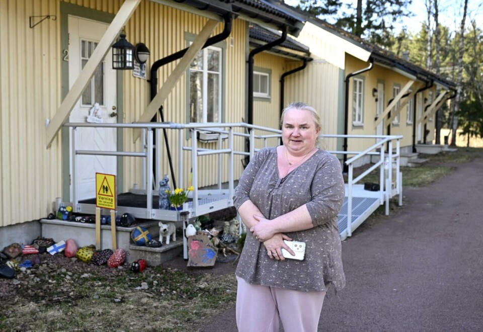 ”Det är hemskt att bo här”, säger Jaana Rask om huset i Hammarland där hon och hennes make hade en inomhustemperatur på 17 grader under delar av vintern. Nu har landskapsregeringen beordrat hyresvärden Finbo Fastigheter att åtgärda problemen, annars väntar vite.