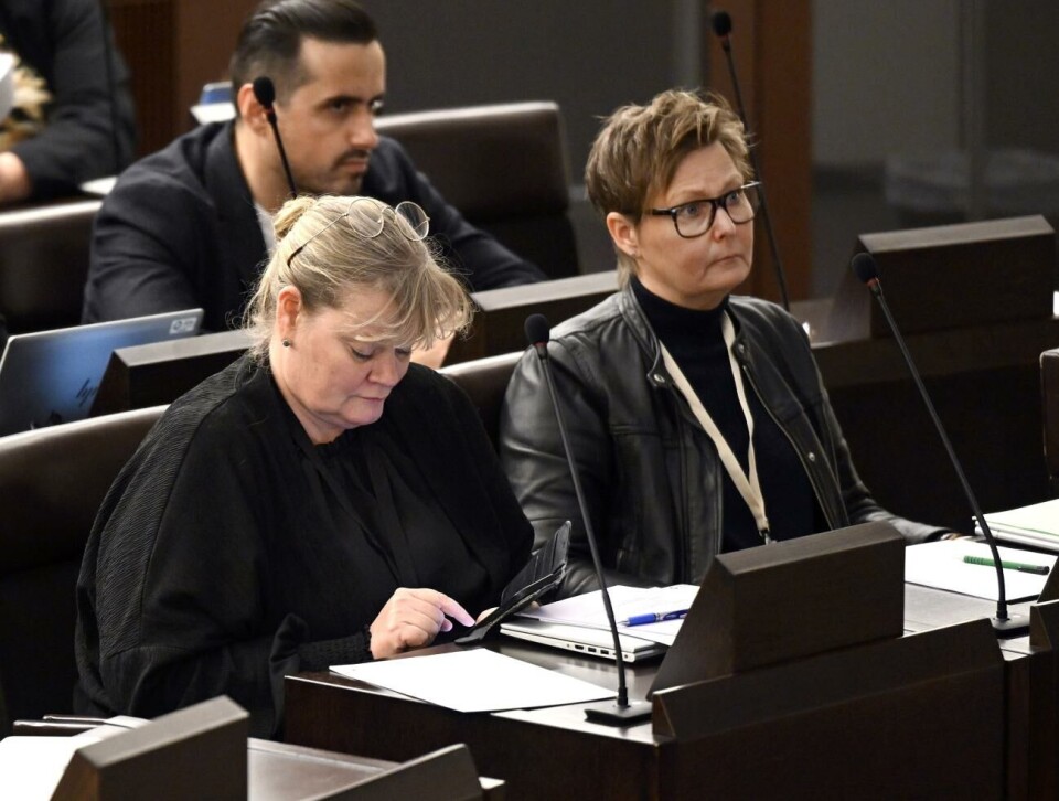 ”Kan bli aktuellt med lån” Det kan bli aktuellt med lån både för investeirngr och för drift i framtiden om landskapet inte får ordning på ekonomin, sade lantråd Katrin Sjögren (Lib) (till vänster) i lagtinget. På bilden syns även vice lantrådet Annika Hambrudd (C).