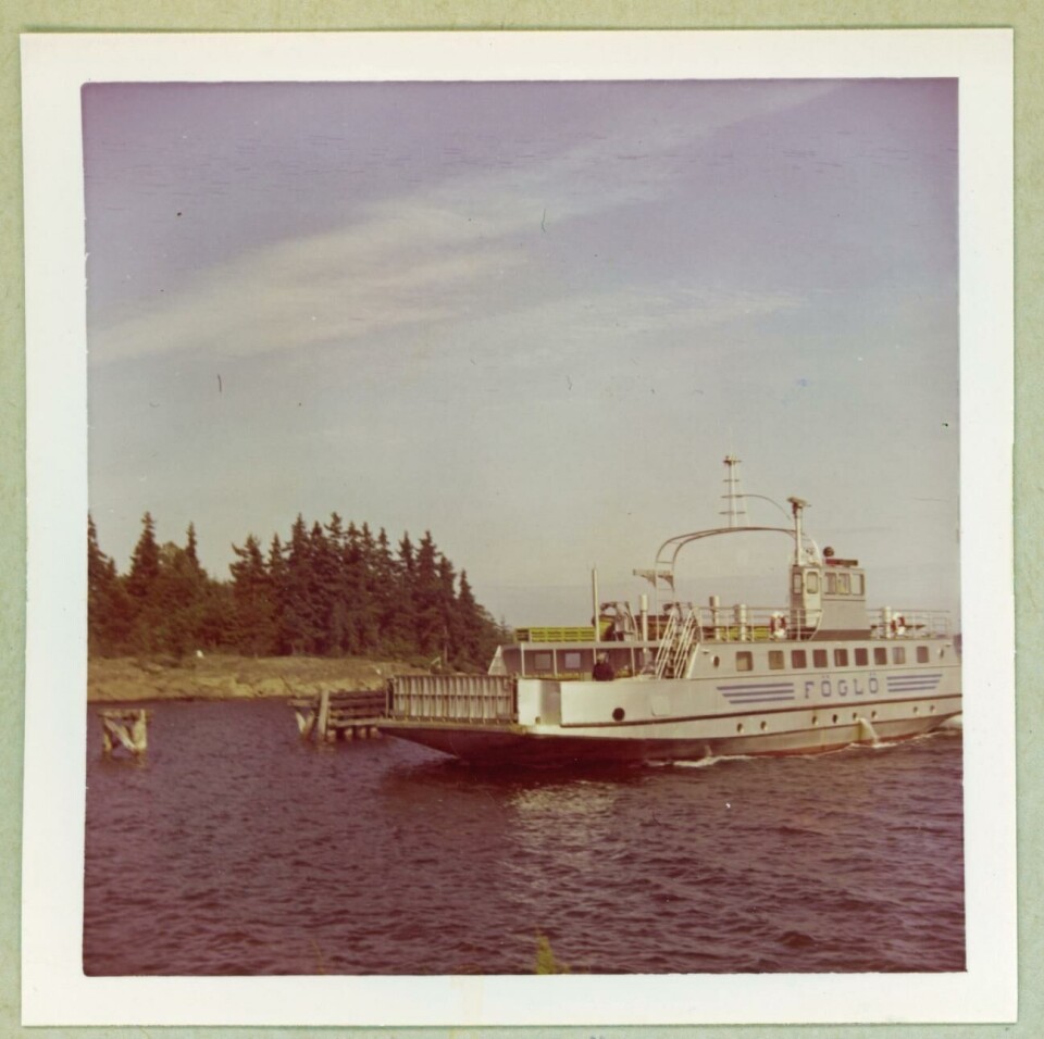 m/s Föglö stävar ut från färjfästet på Svinö i Lumparland.