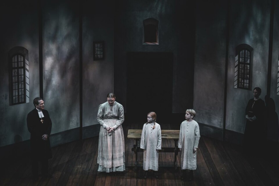 Ålänning på scen i storsatsning på teater om Fanny och Alexander Som pigan Justina, som arbetar på biskopsgården, syns ålänningen Alice Stenberg ofta på scen i den andra akten av ”Fanny & Alexander” på Norrbottensteatern. Här flankeras hon av biskopen och barnen.