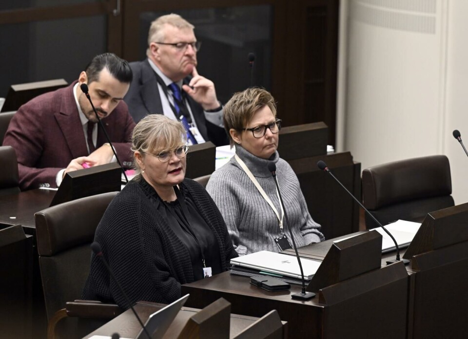 Katrin Sjögren om elhybridaffären: ”Jag skäms” Annika Hambrudd (till höger i bild) har som första vice ordförande för Centern fått ta ledningen efter att Veronica Thörnroos meddelat att hon avgår som partiordförande. Till vänster om henne lantrådet Katrin Sjögren (Lib).