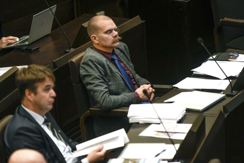 Stellan Egeland (Ob) tog avstånd från landskapsregeringens lagförslag. Hans partikollega Marcus Måtar (i förgrunden) röstade däremot för förslaget.