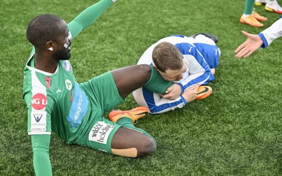 Fotboll, Årets match mellan DUV och IFK MAriehamn *** Local Caption *** @Bildtext:Alvaro Ngamba och John Westerholm i en närkamp.Foto: DANIEL ERIKSSON