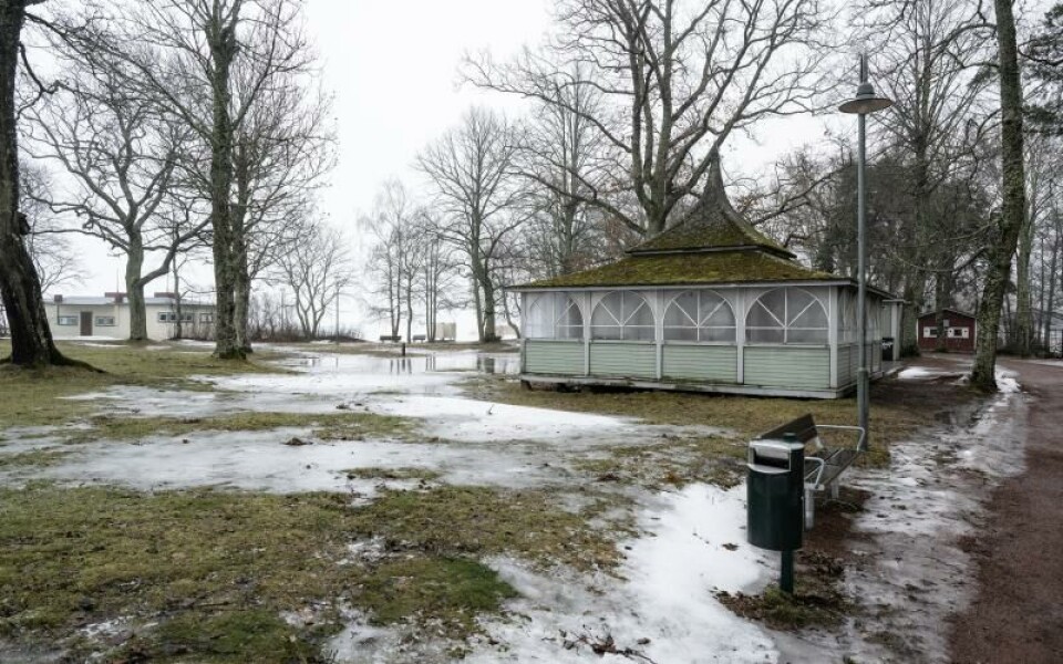 Att paviljongen på Lilla holmen håller på att förfalla är tråkigt, tycker en person – som gärna hade sett får på platsen.Foto: DANIEL ERIKSSON