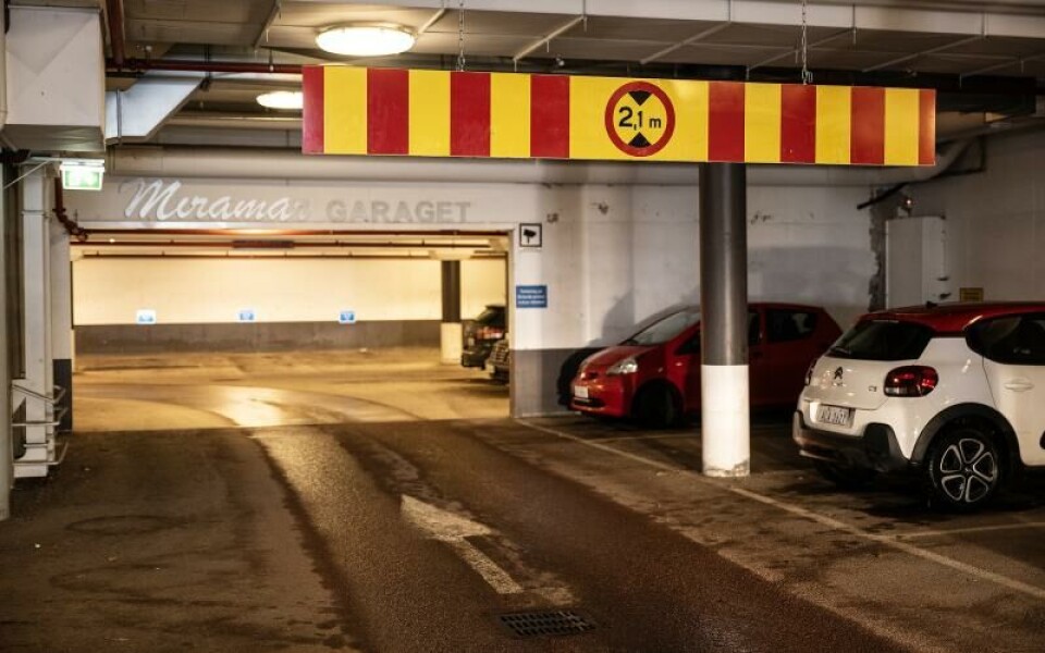 En person klagade på att en skylt i Miramargaraget endast hölls fast med en ”kätting”.Foto: DANIEL ERIKSSON