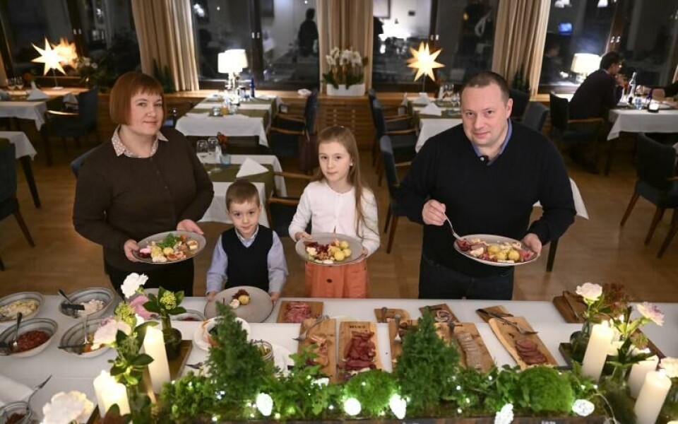 Hela familjen Söderlund – Johanna, Max, Alina och Kjell – frossade i julmat på Nautical.Foto: Robert Jansso