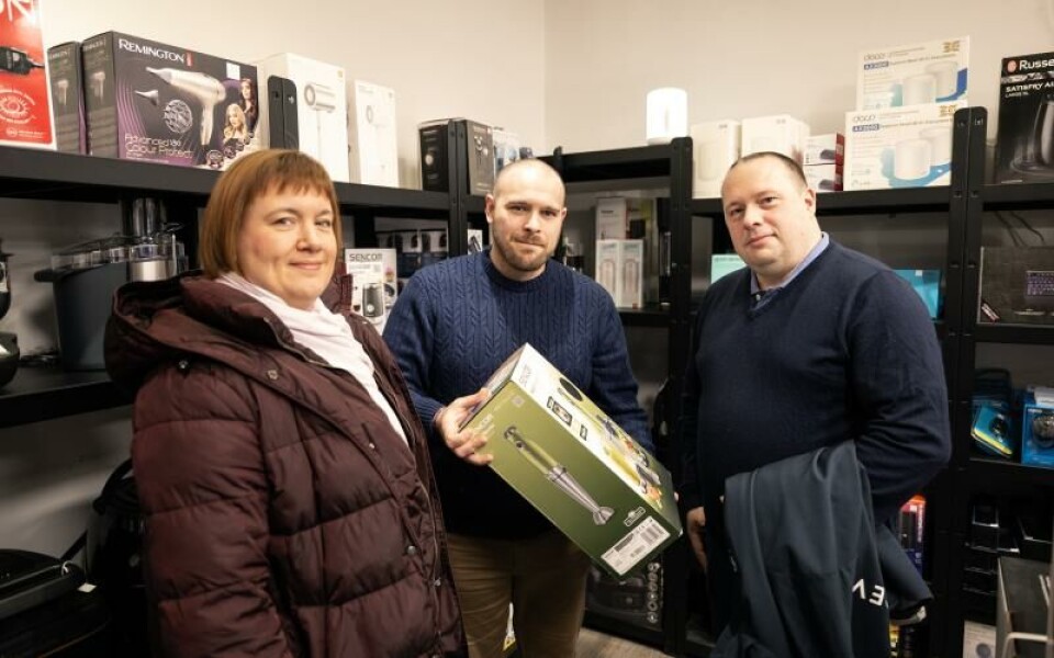 Från MiDax köpte Johanna Söderlund och Kjell Söderlund en mixer av Jonatan Käld (i mitten).Foto: Daniel Eriksso