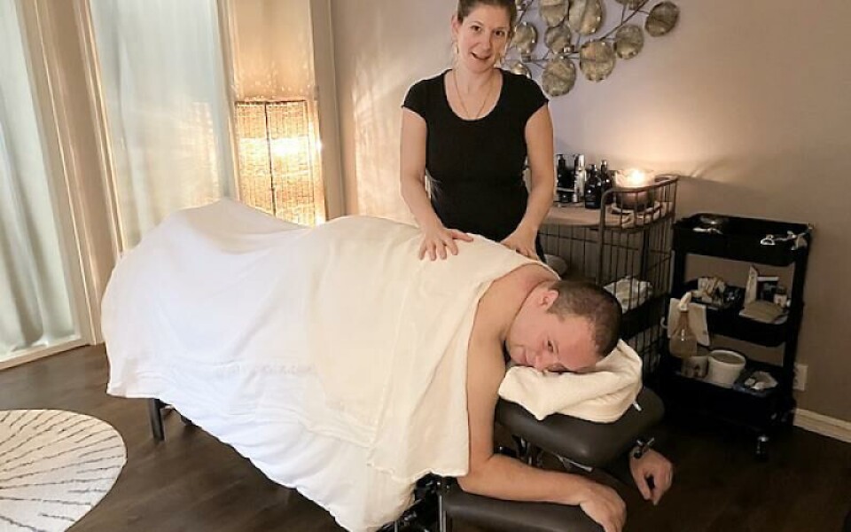 Boryana Ivanova masserade Kjell Söderlund som start på drömdagen.Foto: Jeanette Strömber