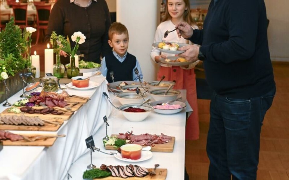 Hela familjen Söderlund – Johanna, Max, Alina och Kjell – frossade i julmat på Nautical.Foto: Robert Jansso