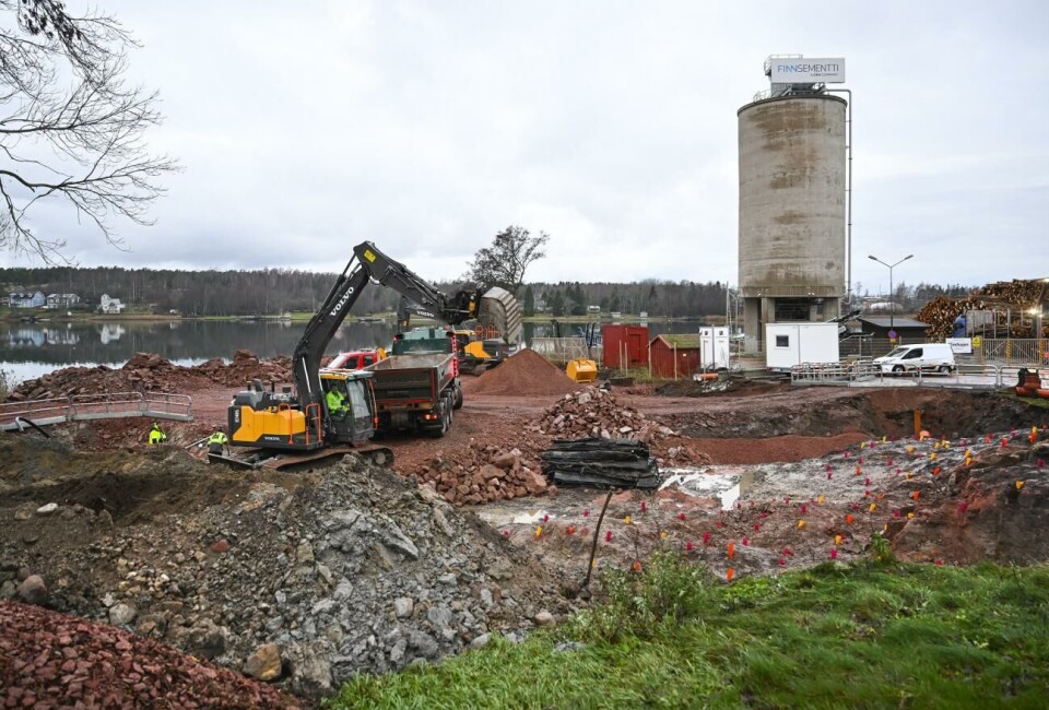 Klintkajen byggs om för virkesexport 301122 , 30112022 ,20221130 , Bygge vid Klintkajen och ITiden huset , markarbete , grävskopa