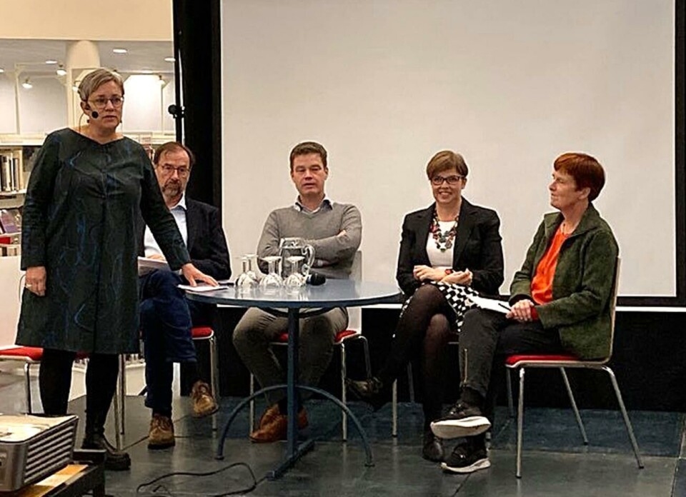 Nina Fellman, Ulf Weman, Edvard Johansson, Siv Sandberg och Mia Hanström deltog i paneldiskussionen efter mötet. Nina Fellman, Ulf Weman, Edvard Johansson, Siv Sandberg och Mia Hanström deltog i paneldiskussionen efter mötet.
