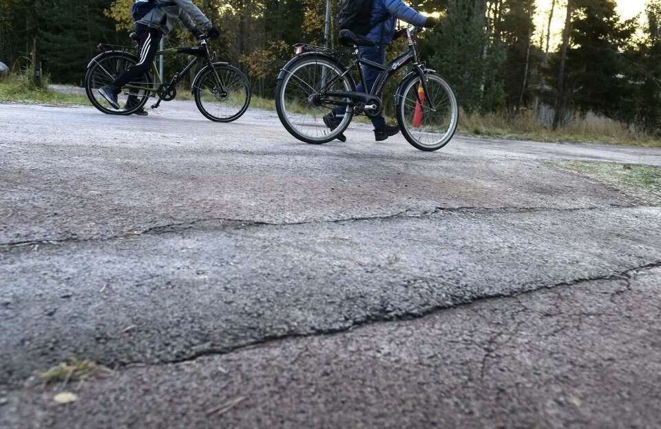 Kontakta oss – hur ser läget på din väg ut? På många ställen finns avbrott i asfalten som känns hårdare än man kan tro för en cyklist, säger Carita Holmén.