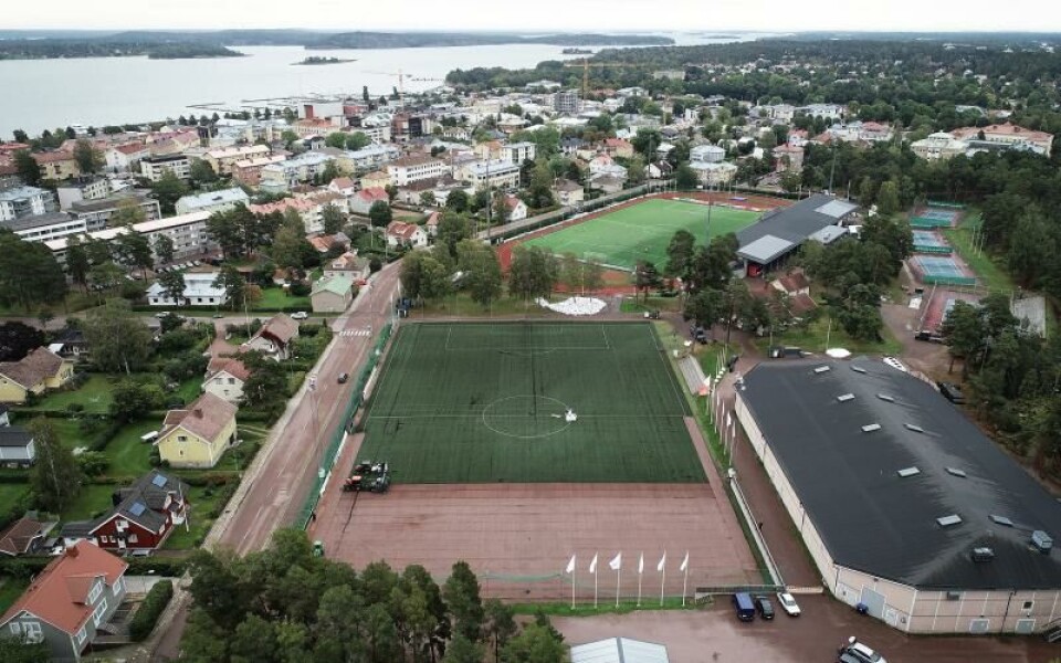 Idrottsparkens konstgräsplan, närmast på bilden, ska få en nya matta. Den gamla rullades ihop under onsdagen.Foto:
