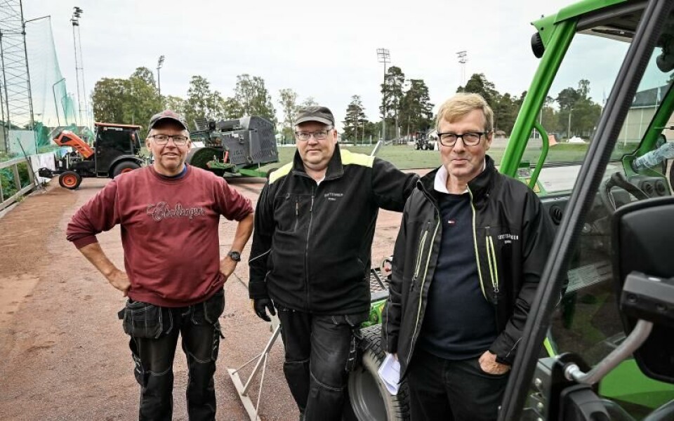 Bo-Erik Söderlund och Ronny Wahtera arbetar i Idrottsparken och deltar i arbetet med den nya konstgräsmattan. Till höger enhetschef Lennart Axelsson.Foto: DANIEL ERIKSSON
