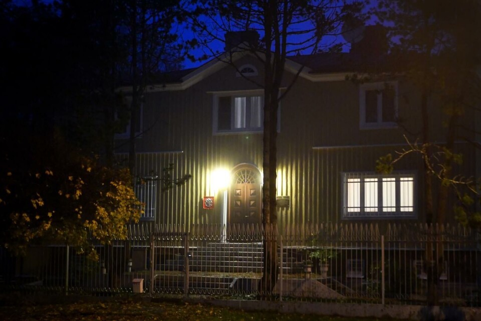 Det ryska konsulatet uppges ha utsatts för någon form av skadegörelse vilket fått Ryssland att skicka en not till Finland. 021122 , 02112022 , 20221102 , Reportage , Sedan krigsutbrottet i Ukraina för nio månader sedan har ålänningar demonstrerat varje dag utanför ryska konsulatet , Ukraina kriget , demonstration , Mosse Wallén *** Local Caption *** @Bildtext:Efter att de flesta demonstranter lämnat platsen tänds lampan inne på ryska konsulatet.