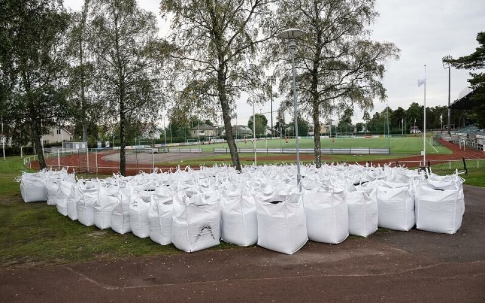 Det blir många säckar med uppsugen granulat.Foto: DANIEL ERIKSSON