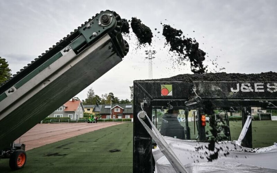 Mattorna skakas så att de töms på granulat och sand.Foto: DANIEL ERIKSSON