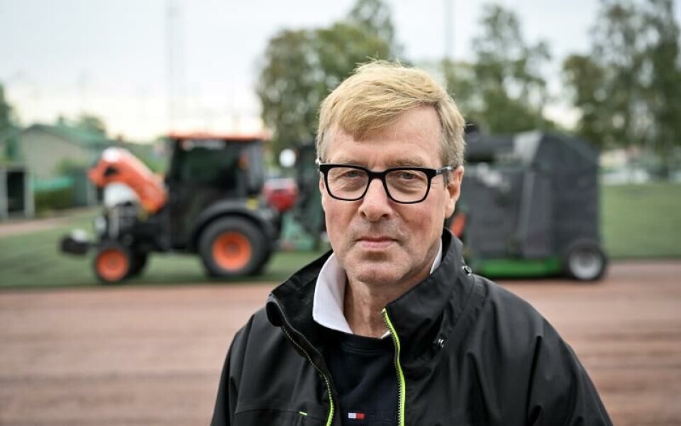 Konstgräsplanen används i princip från morgon till kväll. ”På förmiddagarna är skolor här och på kvällarna föreningar”, säger Lennart Axelsson.Foto: DANIEL ERIKSSON