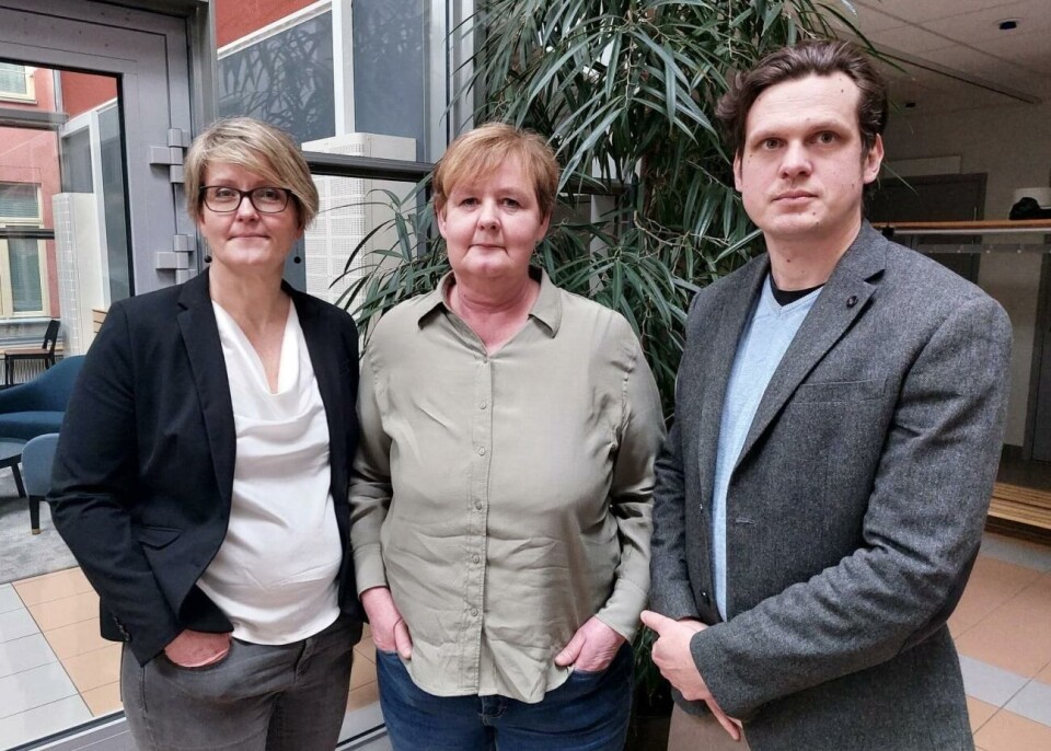 Myndighetschefen och diskriminerings- och barnombudsman Johanna Fogelström-Duns, Vikarierande patient- och klientombudsman Britt Danielsson och konsumentrådgivare Tuomas Nymark är klara med verksamhetsberättelsen för 2022. Ombudsmannamyndigheten