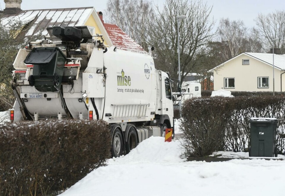 Ett reviderat lagförslag om kommunal avfallshantering ger fastighetsägarna fria händer att välja om man har flerfackssortering eller använder återvinningstationer. 250222 , 25022022 , 20220225 , Mise , Miro Transport , sophantering i Mariehamn , soptömning , Mise , sortering , soptunna , sophämtning , soptransport , hushållsavfall , avfallshantering , sopor , sopbil , avfall