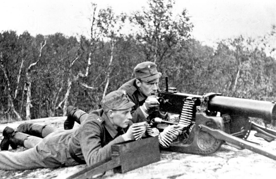Björkör onsdag 20 september 1944: Gustav Johansson och Volter Stenroos från Föglö skyddskår övar på ett tyskt maskingevär inför hotet om en tysk landstigning.