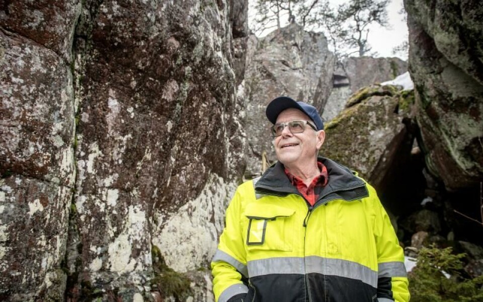 Lennart Joelsson visar och berättar om Krogstadgrottan.Foto: Hülya Tokur-Ehres