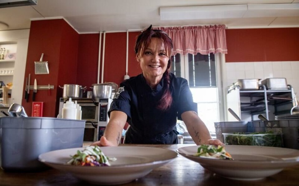 Tina Dahlblom-Landell äger Saltvik B&B. Vid luncherna jobbar hon i köket.Foto: Hülya Tokur-Ehres