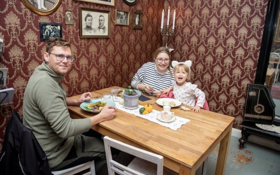 Nicklas Sundqvist, Frida Sjöroos och Luna Sundqvist har varit till barnrådgivningen och äter lunch ihop efteråt. Foto: Hülya Tokur-Ehres
