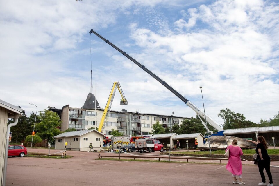 KST kan be kommunen prioritera bostadslösa Taket på det branddrabbade huset på Doppingvägen lyfts bort.