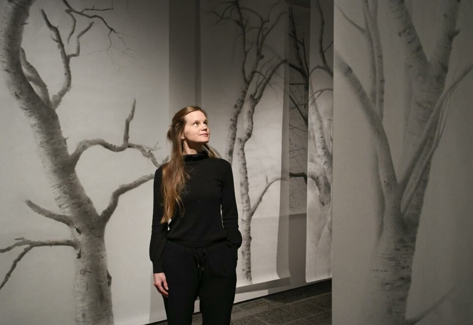 Dessa får kulturfondens pengar 101122 , 10112022 , 20221110 , Utställning Ålands konstmuseum , Ålands konsthistoriska museum , Ru Runeberg ochElisa Matikainen Av: Ru Runeberg och Elisa Matikainen , Silversmide och kolteckningar , konst , konstverk , kontsnär *** Local Caption *** @Normal:Ursprunget till Elisa Matikainens höga kolteckningar av björkar kommer från en gammal karelsk by, med silvergrå stockhus mitt ute i skogen.