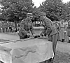 Stadshusparken 13 augusti 1944: landshövding Ruben Österberg slår in den sista nubben i skyddskårsdistriktets nytillverkade fana. Elis Fogde
