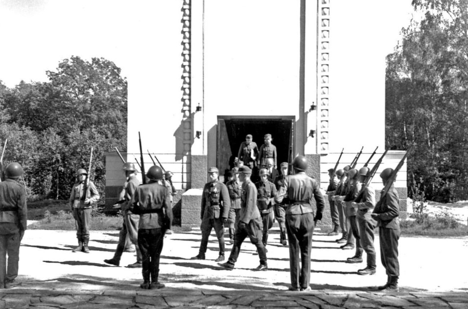 Mariehamns begravningsplats 30 juli 1944: urnan med fänrik Matti Nummeli förs till sista vilan.
