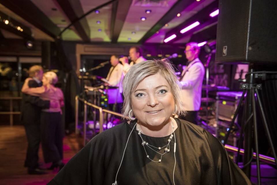 Högtryck firar 30 år och sångaren Ramona Nordberg säger att det är dags att släppa något nytt. Lions dansgala på hotell Arkipelag *** Local Caption *** @Bildtext:Ramona Nordberg som sjunger med Högtryck passar på att lyssna på Matz Bladhs en stund.