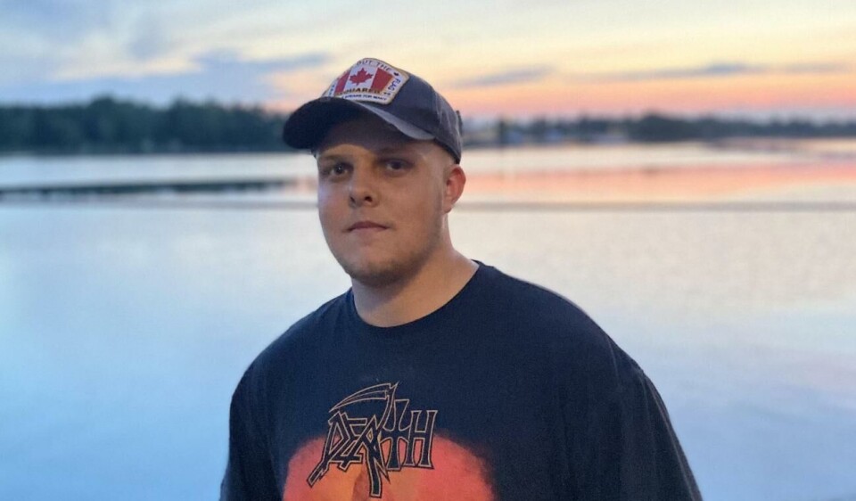 Musiken har alltid varit viktig för 19-åriga Linus Johnsson. Sedan ett år tillbaka driver han det fiktiva death metalbandet Hellx, i vilket han agerar allt i allo. ”Det enda som är programmerat är trummor, för det har jag inte plats med hemma”, säger han om musiken.