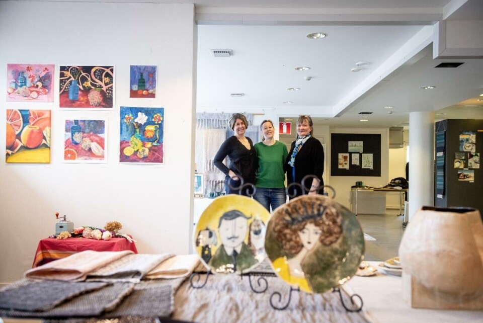 Konstlärare Lin Simons, textillärare Saara Karrenpalo och Lena Andersson som undervisar i sömnad på Medis bjuder in till en färgstark Vårsalong på torsdag med eleverna arbeten. Tallrikarna i förgrunden är skapade av Age Alus. Konstlärare Lin Simons, textillärare Saara Karrenpalo och Lena Andersson som undervisar i sömnad på Medis bjuder in till en färgstark Vårsalong på torsdag med eleverna arbeten. Tallrikarna i förgrunden är skapade av Age Alus.