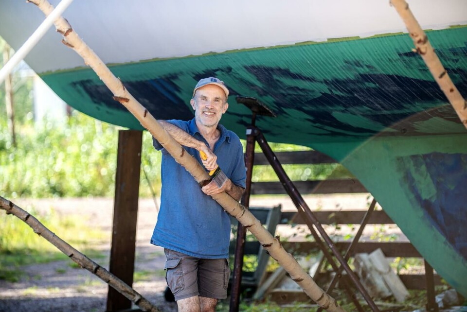 Nu vill Graham Robins sprida Ålands historia Graham Robins har ägnat sommaren åt att måla sin segelbåt. Tanken är att han ska kombinera båtlivet med Ålands historia, kanske genom att spela in Youtubeklipp på seglatserna.