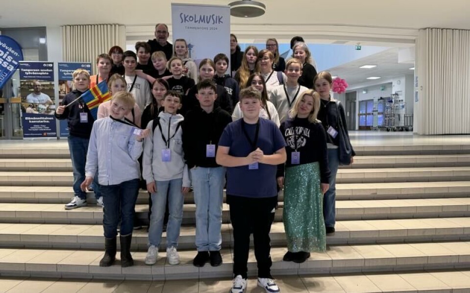 Källbo och GHS elever inför konserten i Samplas festsal med Global orchestra.<@Fotograf>Privat foto@Normal_indrag:Foto: