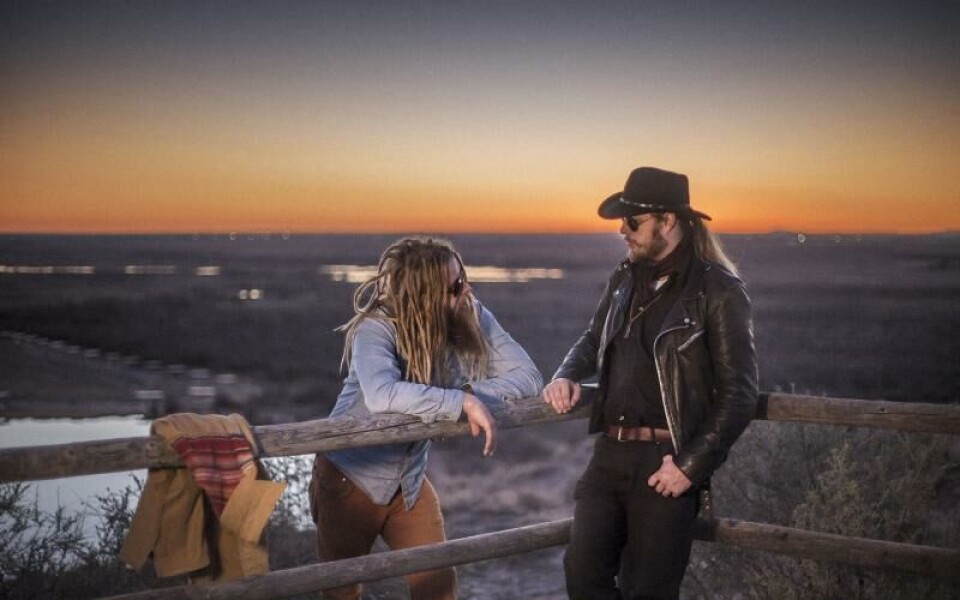 Tvillingbröderna Klas (till vänster) och Joel Åhman är till stor del uppvuxna på Åland. På lördag uppträder de som duon Secret Circus på Pub Bastun i Mariehamn, vilket blir det första stoppet på deras Europaturné.Foto: Pressbil