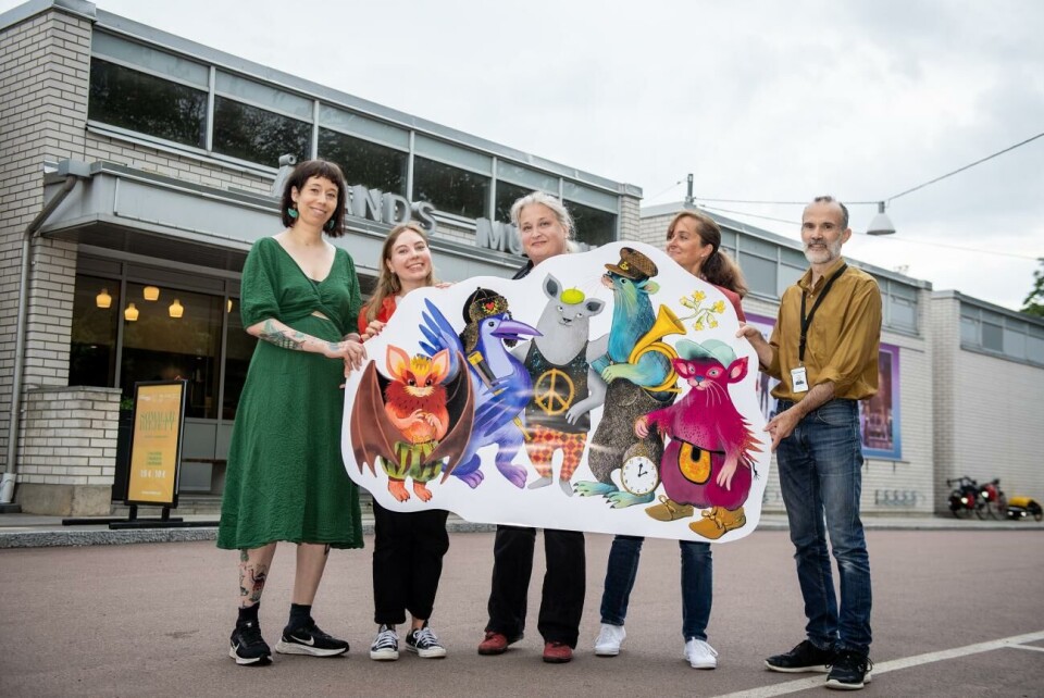 Ålands museums nya maskotar ska bidra till att förena museets olika enheter och locka till besök av barn. Från vänster: konstnären Amanda Chanfreau, Alma Karlsson, intendent från Kastelholms slott, Anna Eriksson från Bomarsunds besökscentrum, Susanne Procopé Ilmonen, överintendent på Ålands konstmuseum samt Graham Robins, överintendent vid Ålands kulturhistoriska museum.