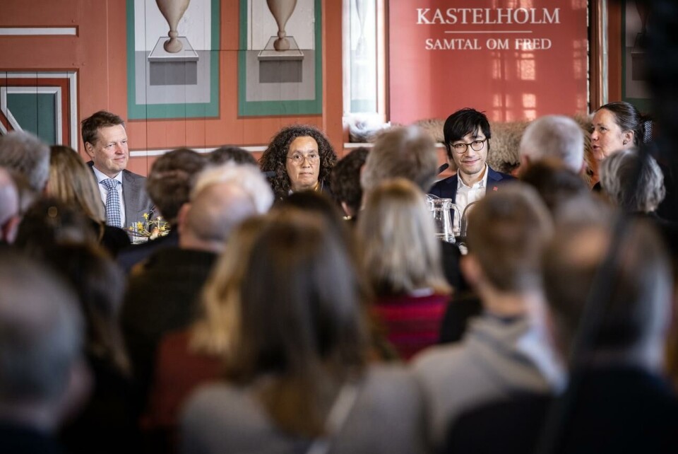 Peter Wiklöf, Neta C. Crawford och Nan Tian deltog i årets panelsamtal. Längst till höger Sia Spiliopoulou Åkermark från arrangören Ålands fredsinstitut. Ålands fredsinstitut, Kastelholmssamtal om krig och ekonomi, Peter Wiklöf, Neta C Crawford, Nan Tian