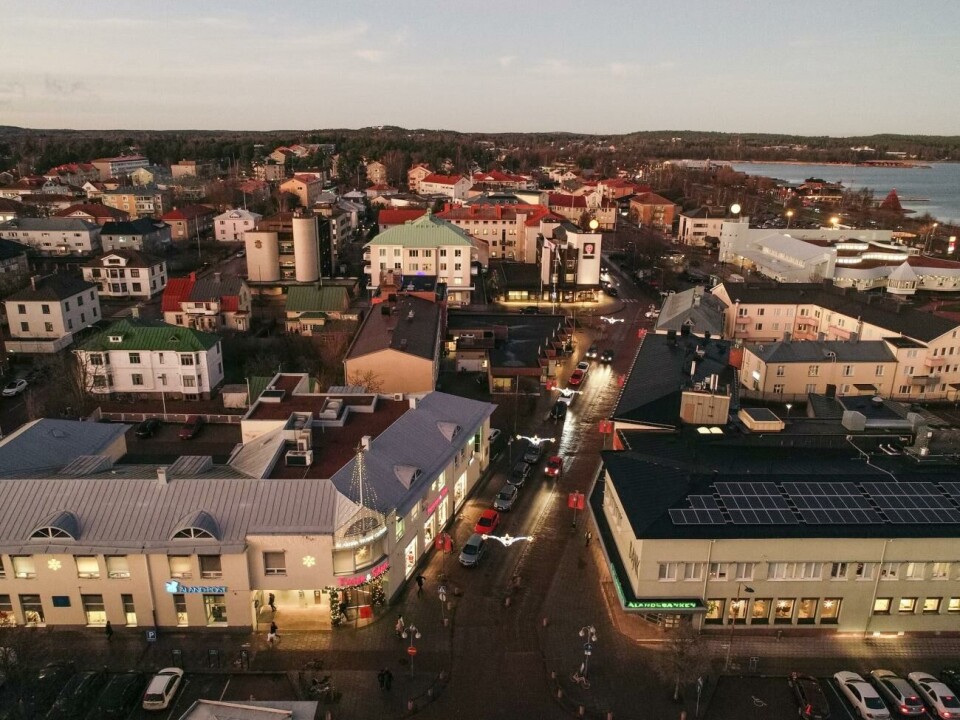 Priserna var i medeltal lägre i Mariehamn beroende på att fler nybyggda lägenheter fanns utanför staden. Flygbild, flygfoto, dönarfoto, Mariahamn centrum, Troggatan, Ålandsbanken, Åland Post, Andelsbanken