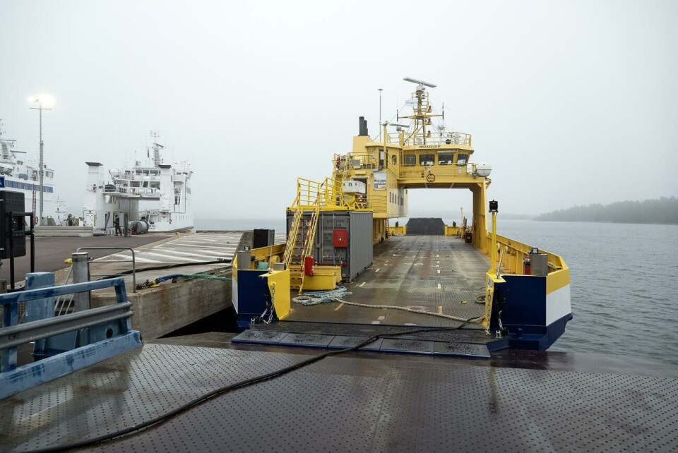 Lågvatten hindrar tung last på Mergus Den senaste tidens utvatten har gjort att Mergus på tvärgående linjen, trots höstens modifieringar, inte kunnat ta ombord långtradare. Det har drabbat fisktransporterna från Föglö.