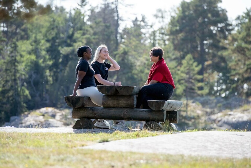 Lägret där alla förstår – familjehem möts på Åland De tidigare lägerdeltagarna har nu fyllt 18 och själva blivit ledare: Marwa Nuur, Julia Häggman och Daniel Hassan.