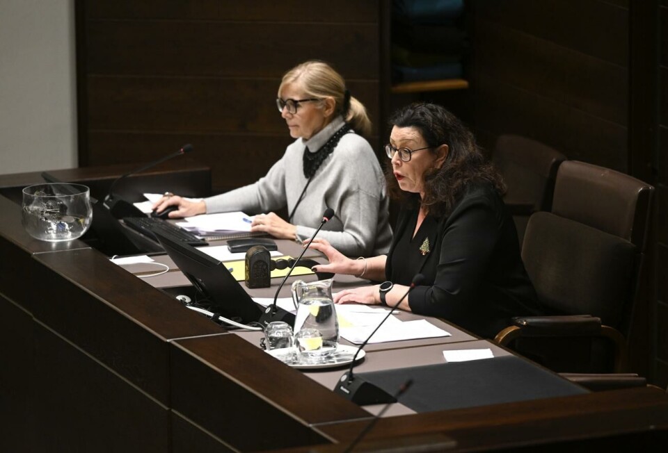 Lagtingsdirektör Susanne Eriksson och talman Veronica Thörnroos. Lagtingsdirektör Susanne Eriksson och talman Veronica Thörnroos.
