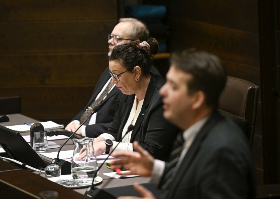 Lämnar posten som talman efter pressen från partiet