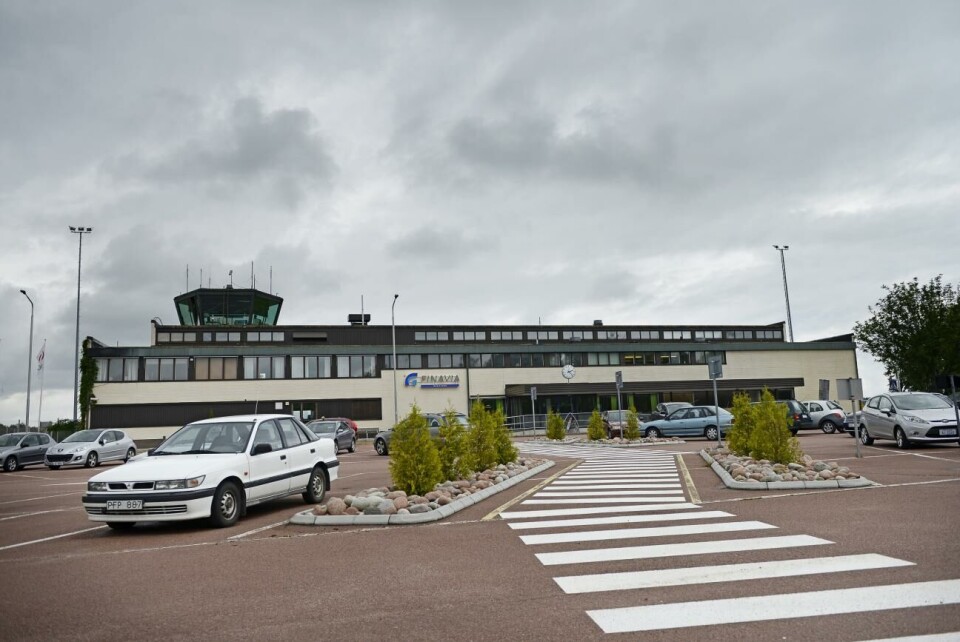 Landskapet kan ta över ett 230 meter långt avsnitt av Flygfältsvägen. Men man gör det bara om man slipper stå för kostnader som skulle kunna uppstå om tjärasfalt i vägen måste omhändertas i framtiden. Mariehamns flygplats, finavia