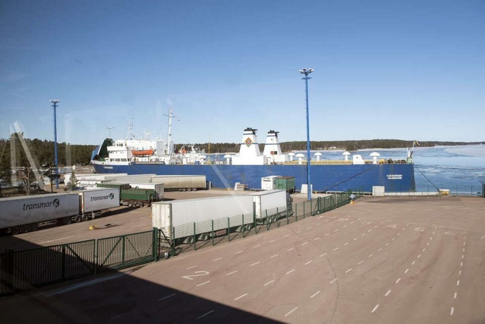 Lumparlands kommunstyrelse har godkänt ett förslag som säger att Långnäs Hamn Ab ska få köpa en bit av Långnäsvägen som i dagsläget går genom hamnens område. Långnäs hamn, Lumparland.