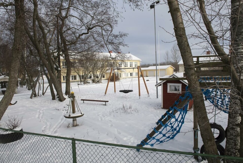 Sottunga skola stängde för några år sedan, på grund av elevbrist. Nu kan två lärartjänster i bisyssla på vardera sju procent komma att inrättas vid skolan. Lärarna skulle sköta tillsynen vid hemundervisning. Sottunga skola *** Local Caption *** @Bildtext:Landskapsregeringen vill ge Sottunga 240.000 euro för att kunna öppna skolan till hösten.@Foto:Foto: Daniel Eriksson